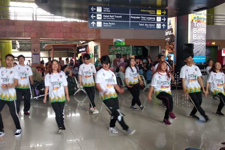 Flashmob para penari yang mempromosikan Haornas (Hari Olahraga Nasional) 2019.