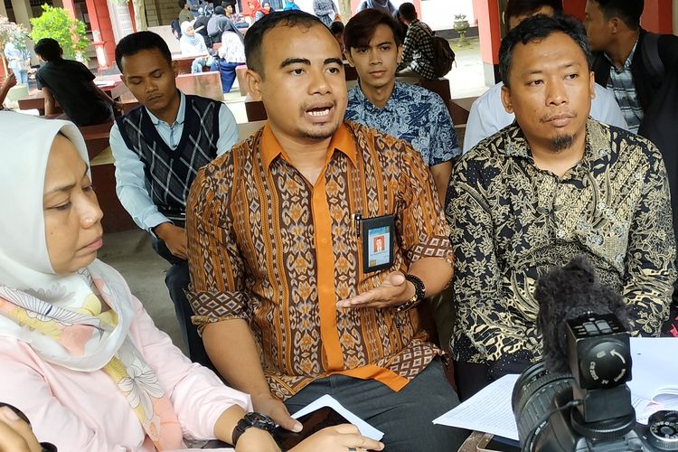 Joko Jumadi (paling kanan) saat diskusi soal hukum di Universitas Mataram