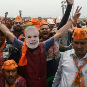 Pendukung Partai Bharatiya Janata (BJP) India meneriakkan slogan-slogan mendukung petahana Perdana Menteri India Narendra Modi di Siliguri pada 3 April 2019. (AFP/DIPTENDU DUTTA)