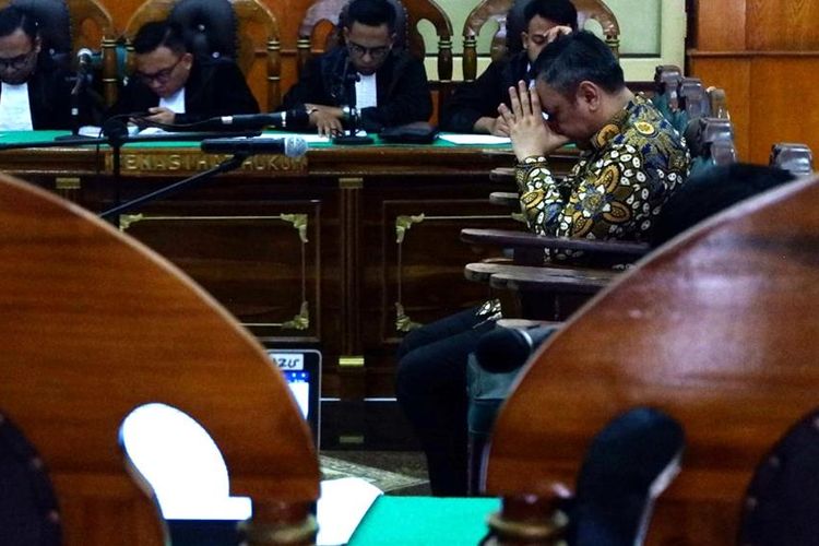 Bupati Pakpak Bharat Remigo Yolanda Berutu menghapus air matanya usai mendengar dirinya divonis hakim Pengadilan Tipikor pada PN Medan pada Kamis (25/7/2019)
