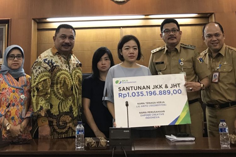 Pemerintah Kota Jakarta Barat melalui Wakil Walikota, Muhammad Zen bersama BPJS Ketenagakerjaan serahkan dana jaminan keselamatan kerja untuk keluarga Liu Anto, salah satu korban kecelakaan Lion Air JT 610, di Kantor Walikota Jakarta Barat, Senin (25/2/2019).