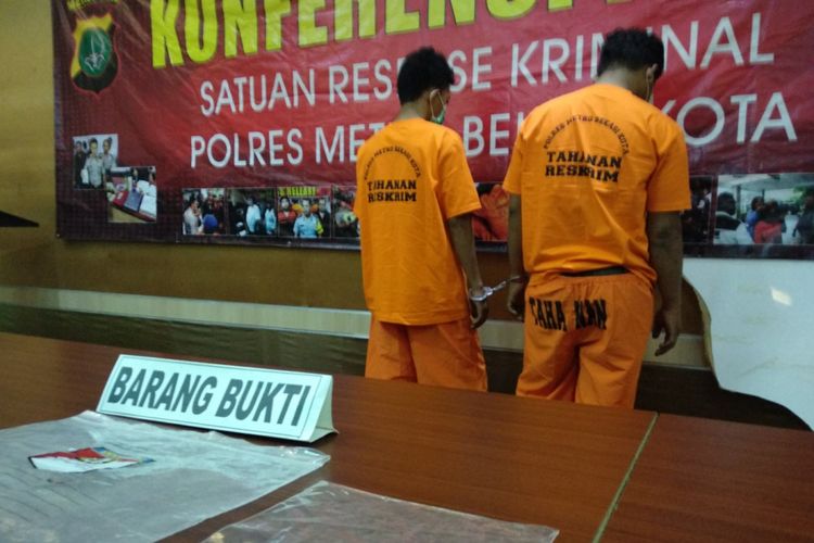 Dua tersangka begal di Bantargebang, Bekasi, yaitu  DK dan DKY, saat diperlihatkan kepada wartawan,  Selasa (20/3/2018)