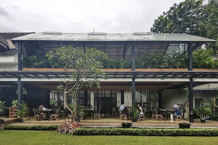 Resto yang seringkali dijadikan tempat untuk melangsungkan pernikahan dengan tema garden party ini cocok untuk kamu yang menyukai resto dengan konsep semi outdoor.