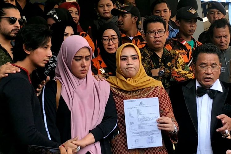 Artis peran Sonny Septian dan Fairuz A Rafiq beserta kuasa hukum Hotman Paris Hutapea saat melaporkan Galih Ginanjar ke Polda Metro Jaya, Jakarta Selatan, Senin (1/7/2019). Fairuz terlihat menangis saat melaporkan mantan suaminya terkait konten asusila. 