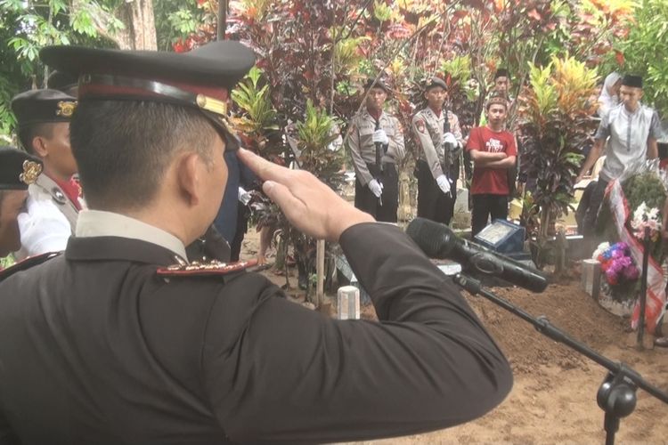 Kapolres OKI AKBP Donni Eka Syahputra memberikan penghormatan terakhir pada Kanit Reskrim Polsek Mesuji Makmur Bripka Afrizal saat prosesi pemakaman yang bersangkutan di Pemakaman Desa Kandis Ogan Ilir Minggu (2/6/2019)