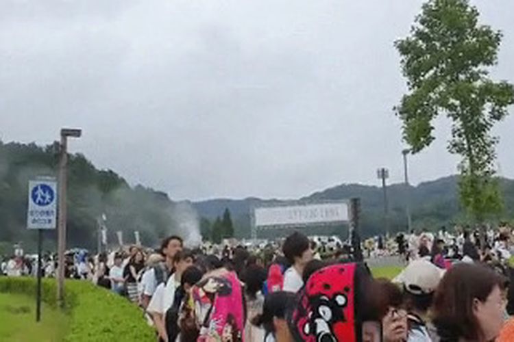 Antrean ARMY yang padati Ecopa Stadium, Shizuoka, Jepang, untuk menyaksikan konser boyband BTS di sana pada 13 Juli 2019.