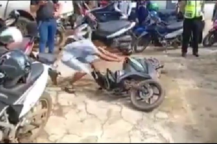 Aksi perusakan motor oleh pemuda di Tana Tunda, Kalimantan Utara.