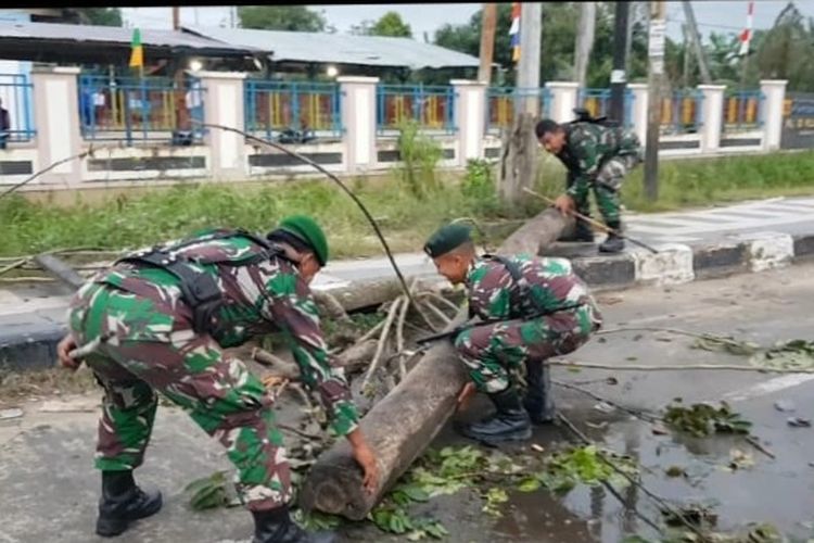 Aparat TNI dari Kodim 1802 dibackup prajurit Yonif Raider 752 Sorong mulai membersihkan puing-puing dan rating pohon yang sebelumnya digunakan massa untuk memblokade jalan.