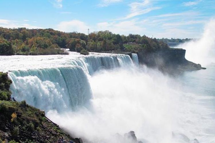 Niagara merupakan air terjun yang sangat lebar. Sebagian Niagara berada di wilayah Amerika dan selebihnya di Kanada.