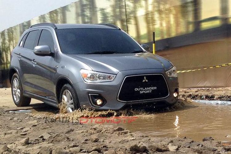 Menguji kenyamanan suspensi Outlander Sport facelift.