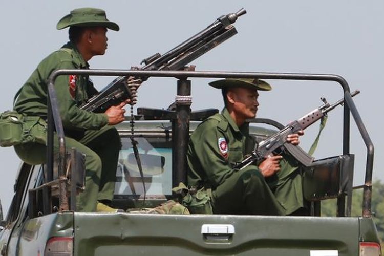 Para prajurit angkatan darat Myanmar berpatroli di dekat perbatasan dengan Banglades.