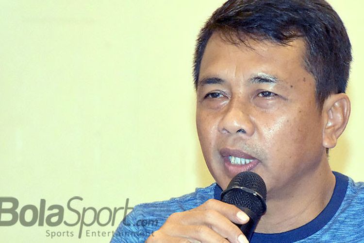 Pelatih PS Riau, Jafri Sastra, menjawab pertanyaan wartawan dalam sesi konfrensi pers di Natya Hotel, Kuta, Kamis (18/1/2018).