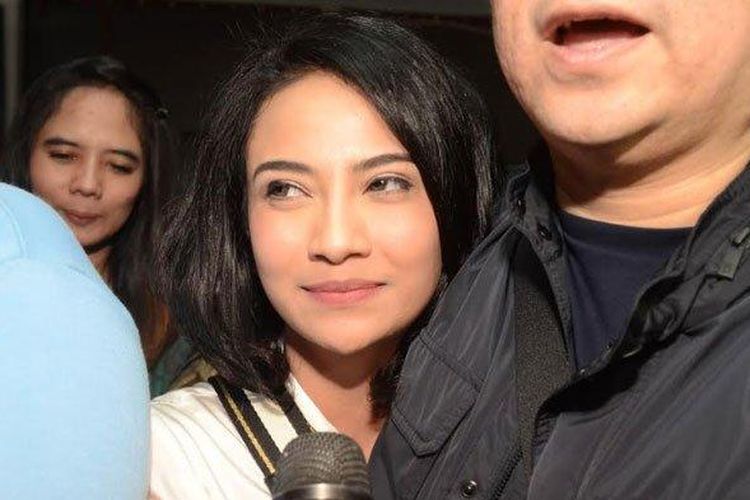 Senyum Vanessa Angel saat bebas dari Rutan Medaeng, Surabaya, Minggu (30/6/2019). 
