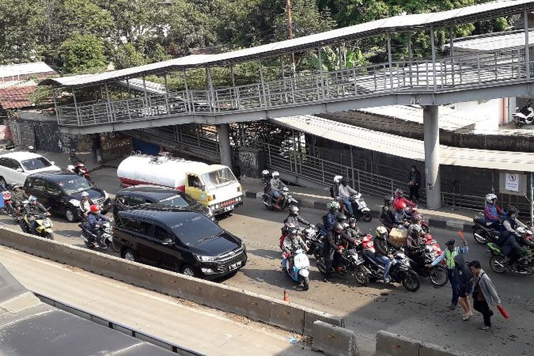 Sejumlah kendaraan sempat berhenti sejenak akibat pengguna jalan yang menyebrang menghindari JPO Dispenda Daan Mogot Jakarta Barat yang terputus pada Rabu (5/9/2018).