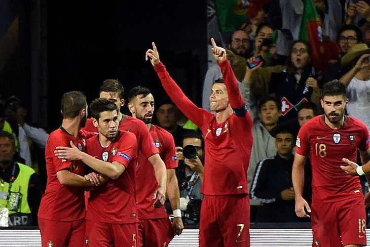 Cristiano Ronaldo merayakan gol bersama rekan-rekannya pada pertandingan Portugal vs Swiss dalam semifinal UEFA Nations League di Stadion Do Dragao, 5 Juni 2019. 