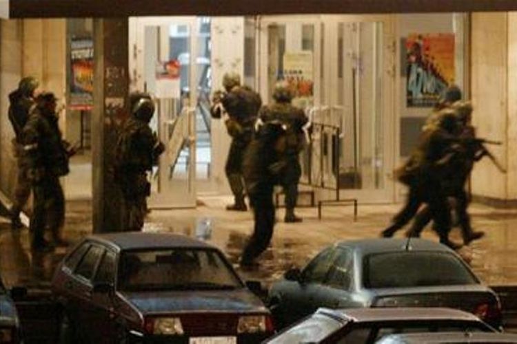 Pasukan khusus Rusia menyerbu Teater Dubrovka, Moskwa yang diduduki gerilyawan Chechnya pada 23 Oktober 2002. Dalam penyerbuan itu sebanyak 120 orang tewas.