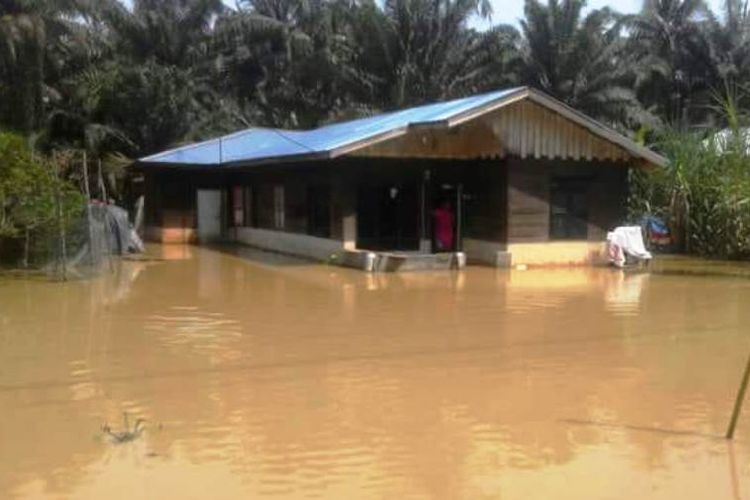 Ratusan rumah terendam banjir di Desa Gelung, Kecamatan Seruway, Kabupaten Aceh Tamiang, Senin (17/9/2018). 