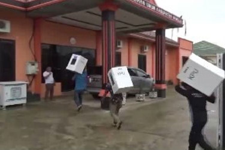 Sejumlah logistik pemilu ulang tiba di Kantor KPUD Mamuju.