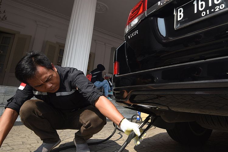 Seorang petugas Dinas Lingkungan Hidup Provinsi DKI Jakarta melakukan uji emisi kendaraan dinas saat peluncuran aplikasi e-Uji Emisi di Balai Kota DKI Jakarta, Selasa (13/8/2019). Pemprov DKI Jakarta meluncurkan aplikasi e-Uji Emisi untuk mempermudah masyarakat melakukan uji emisi kendaraan.