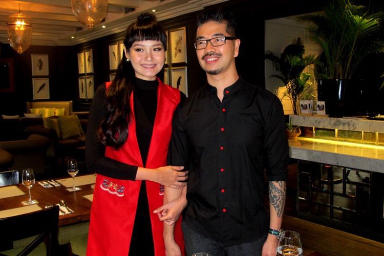 Alena Wu bersama suaminya, Popo Fauza