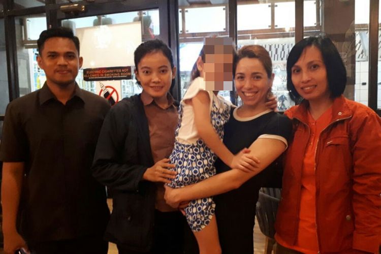 Bocah Argentina, Alum Langone Avalos (7) akhirnya dijemput oleh ibu kandungnya, Elizabeth Avalos ditemani anggota Polda Sulsel setelah diamankan di Kota Makassar, Rabu (7/2/2018). 