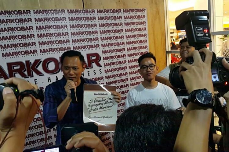 Putra Sulung Presiden Keenam, SBY, Agus Harimurti Yudhoyono menerima voucher makan gratis markobar sepanjang masa dari putra Presiden Jokowi, Gibran Rakabuming di gerai Markobar Transmart Pabelan, Senin (9/4/2018) malam.