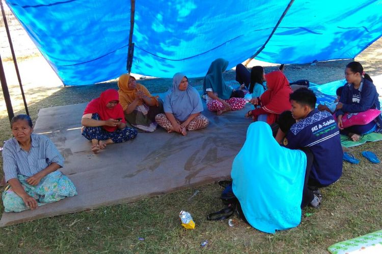 Warga berlarian ke tenda pengungsian di Lapangan Perum Grand Kodya, Kota Mataram, Nusa Tenggara Barat, saat gempa kembali mengguncang Nusa Tenggara Barat, Kamis (9/8/2018). Gempa kali ini bermagnitudo 6.2.