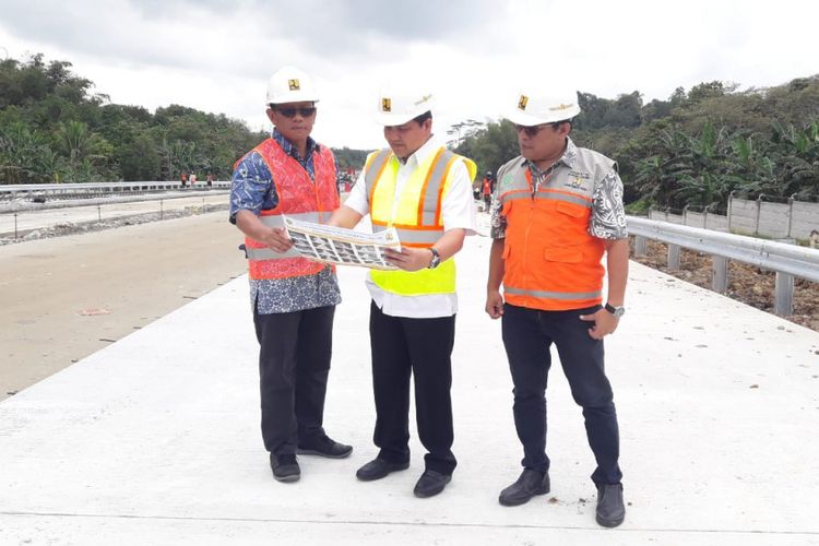 Kepala Balai Pelaksanaan Jalan Nasional XII Ditjen Bina Marga Kementerian Pekerjaan Umum dan Perumahan Rakyat (PUPR) Refly Ruddy Tangkere tengah menjelaskan progres pembangunan Tol Balikpapan-Samarinda, Jumat (7/9/2018).