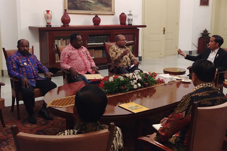 Presiden Jokowi memanggil Gubernur Papua Lukas Enembe, Bupati Asmat Elisa Kambu dan Bupati Nduga Yairus Gwijangge ke Istana Bogor, Selasa (23/1/2018). Pemanggilan ini dilakukan untuk membahas wabah penyakit yang sudah menewaskan puluhan balita di Asmat. 