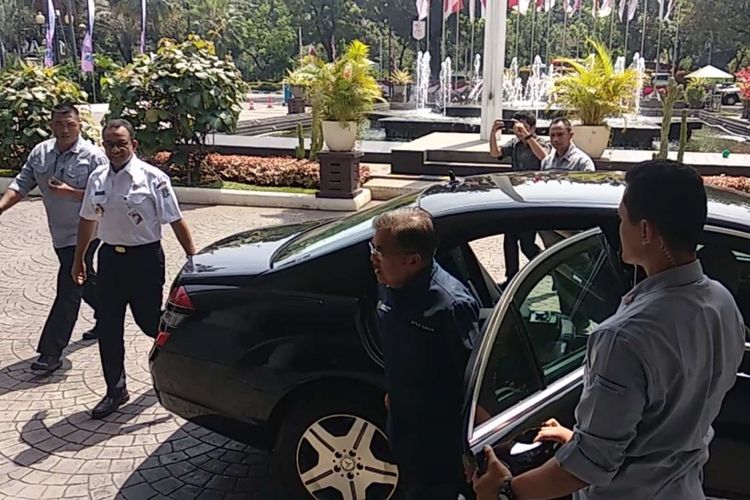 Wakil Presiden Jusuf Kalla mengantar Gubernur DKI Jakarta Anies Baswedan ke Balai Kota, Jumat (3/8/2018).