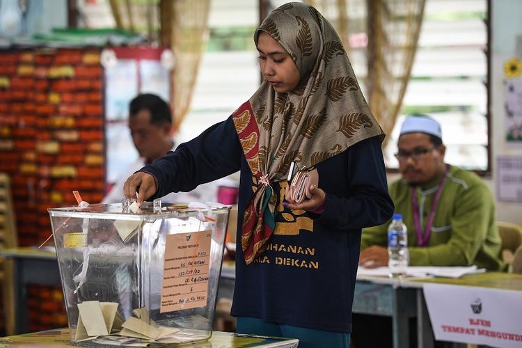Warga Malaysia memberikan suaranya dalam pemilu sela di Port Dickson, pada 31 Oktober 2018.