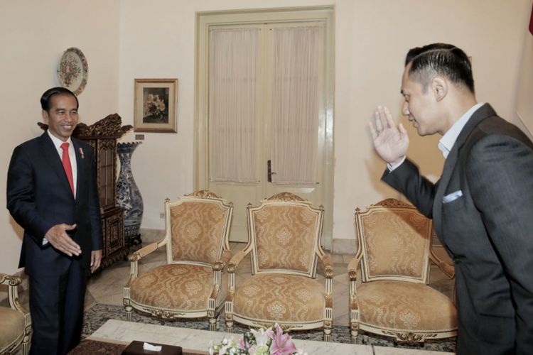 
Komandan Satgas Bersama Pemenangan Pilkada dan Pemilu 2019 Partai Demokrat Agus Harimurti Yudhoyono (AHY) saat bertemu Presiden Joko Widodo di Istana, Selasa (6/3/3018)