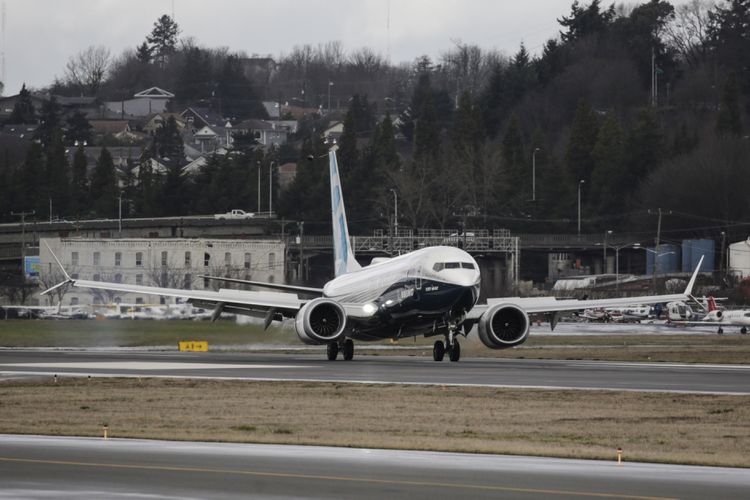 Pesawat generasi terbaru Boeing 737 MAX 8 mendarat di Boeing Field seusai menyelesaikan terbang pertamanya di Seattle Washington, Amerika Serikat, 29 Januari 2016. Pesawat ini merupakan seri terbaru serta populer dengan fitur mesin hemat bahan bakar dan desain sayap yang diperbaharui.