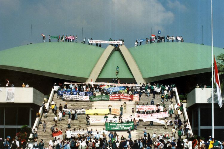 Mahasiswa menduduki Gedung MPR/DPR, menuntut Presiden Soeharto mundur dari jabatannya. Foto diambil pada 19 Mei 2008, dua hari sebelum Soeharto mengumumkan pengunduran diri pada 21 Mei 1998. 