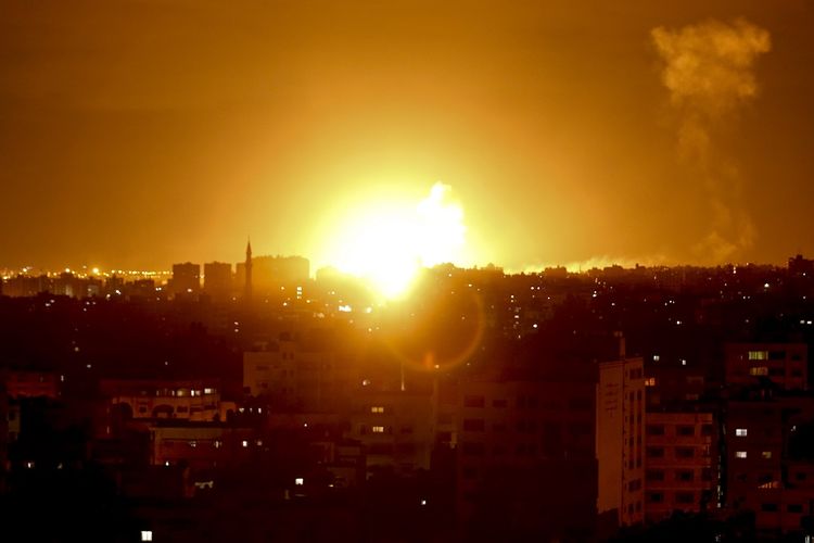 Gambar yang diambil pada 27 Oktober 2018 memperlihatkan bola api yang terjadi setelah Israel melaksanakan serangan udara di Gaza City. Serangan dilakukan setelah kawasan selatan Israel dihujani roket dari Gaza.