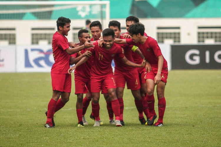 Para pemain timnas U-19 Indonesia merayakan gol Saddil Ramdani (tengah) pada laga uji coba melawan timnas U-19 Arab Saudi di Stadion Wibawa Mukti, Rabu (10/10/2018)