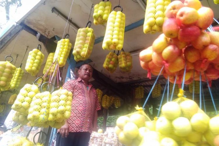 Pedagang mengatur buah-buahan di di Jalan Raya Karanglo, Kecamatan Singosari, Kota Malang, Jawa Timur, Kamis (30/8/2018).