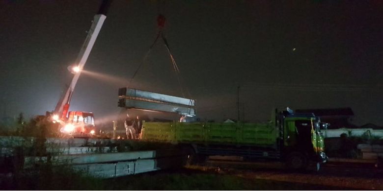 Rangka baja jembatan pengganti untuk Jembatan Cincin Lama dikirim dari gudang peralatan Kementerian PUPR, Citereup, Bogor, Jawa Barat, Rabu (18/4/2018).