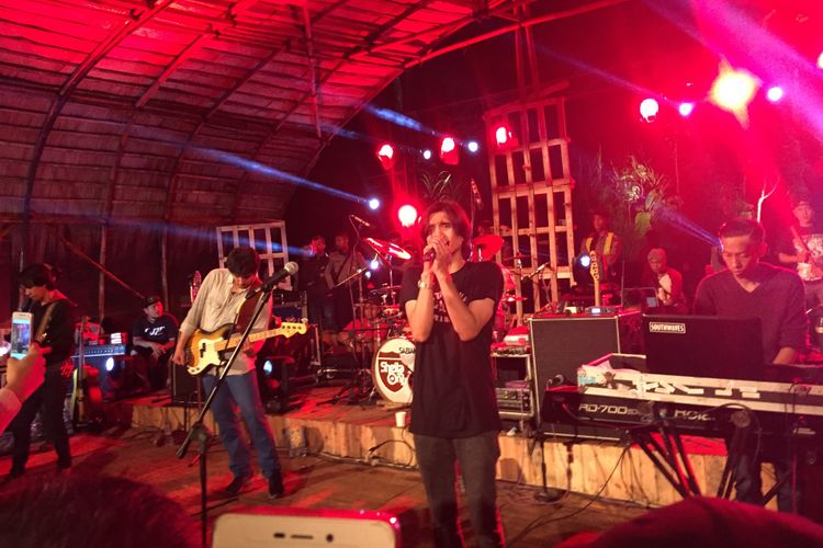 Band Sheila on 7 tampil di Kulon Progo Festival 2017 yang digelar di Bendung Khayangan, Kulon Progo, Minggu (26/11/2017).