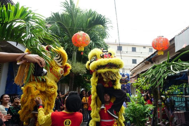 Rombongan barongsai blusukan di kampung pecinan Tambak Bayan, Surabaya.