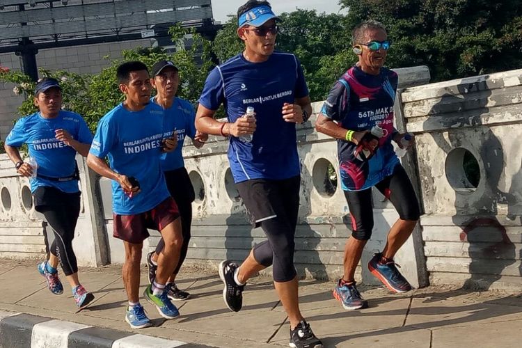 Wakil Gubernur DKI Jakarta Sandiaga Uno berlari dari rumahnya di Jakarta Selatan ke Balai Kota DKI di Medan Merdeka Selatan, Jakarta Pusat, Jumat (27/10/2017). 