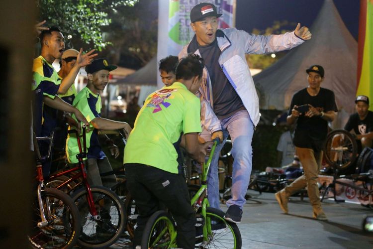 Menteri Pemuda dan Olahraga, Imam Nahrawi saat mencoba salah satu cabang olahraga BMX di acara Indonesia Open X-sport Championship (IOXC) di Summarecon Digital Center, Tangerang, Banten, Sabtu (29/09/2018).  Imam Nahrawi membuka langsung kompetisi IOXC, dalam event ini sejumlah olahraga xtream dilombakan salah satunya Skateboard, Bmx, Inline Skate dan lain-lain. Acara ini berlangsung hingga 30 September 2018.