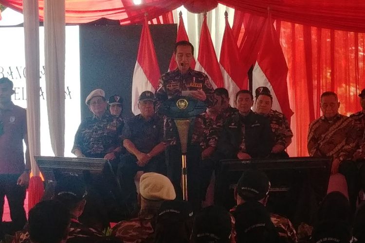 Presiden Jokowi saat membuka Jambore Bela Negara Forum Komunikasi Putra Putri TNI-Polri (FKPPI) di Bumi Perkemahan Ragunan, Jalan RM Harsono, Jakarta Selatan, Jumat (7/12/2018).