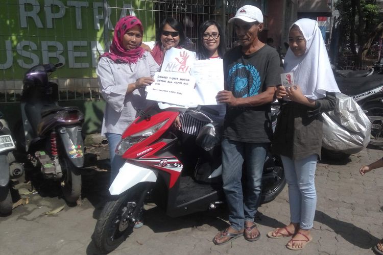 Sepeda motor dari Yayasan Cinta NKRI untuk keluarga Alvin (8).