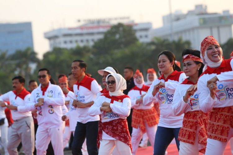 Menko PMK Puan Maharani mendampingi Presiden Jokowi saat memecahkan rekor  Guiness Book of Word Record di Monas, Minggu (5/8/2018)