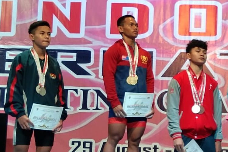Atlet angkat besi Malaysia Mohammad Aniq meraih tiga medali emas untuk kelas 55 kg youth putra di The 2nd Indonesia International Championships 2019.
