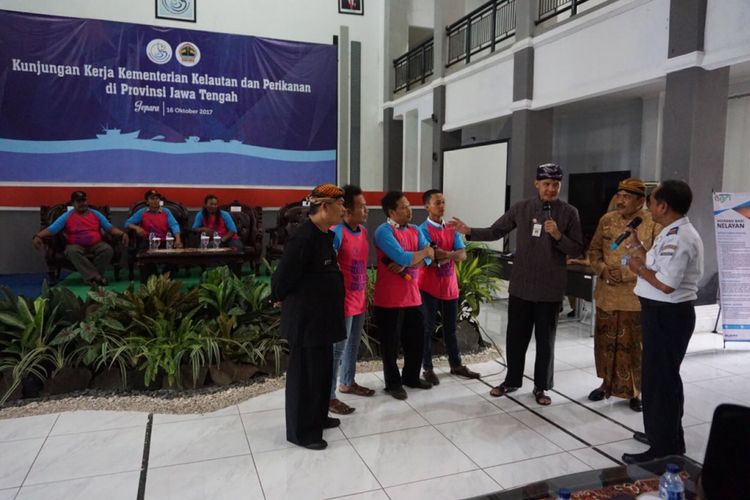 Gubernur Jawa Tengah Ganjar Pranowo saat berdialog dengan sejumlah nelayan dari Kabupaten Jepara, Jawa Tengah, Senin (16/10/2017).