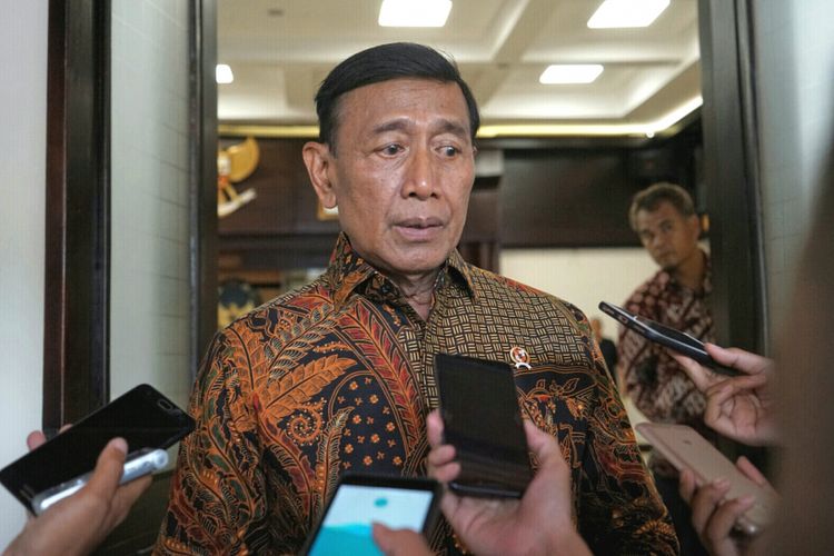 Menteri Koordinator Bidang Politik, Hukum dan Keamanan Wiranto  saat ditemui usai menggelar rapat koordinasi tingkat menteri di Kemenko Polhukam, Jakarta Pusat, Senin (16/10/2017). 