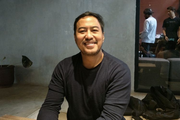 Komedian tunggal Pandji Pragiwaksono saat menggelar jumpa pers Hiduplah Indonesia Maya di Kopi Kalyan, Barito, Jakarta Selatan, Senin (25/3/2019).