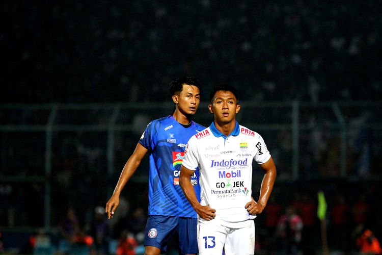 Pemain Arema FC Johan Alfarizi (kiri) menempel ketat pemain Persib Bandung Feri Hariadi pada laga tunda Pekan 4 Liga 1 2019 yang berakhir dengan skor 5-1 di Stadion Kanjuruhan Kabupaten Malang, Jawa Timur, Selasa (30/07/2019) malam.